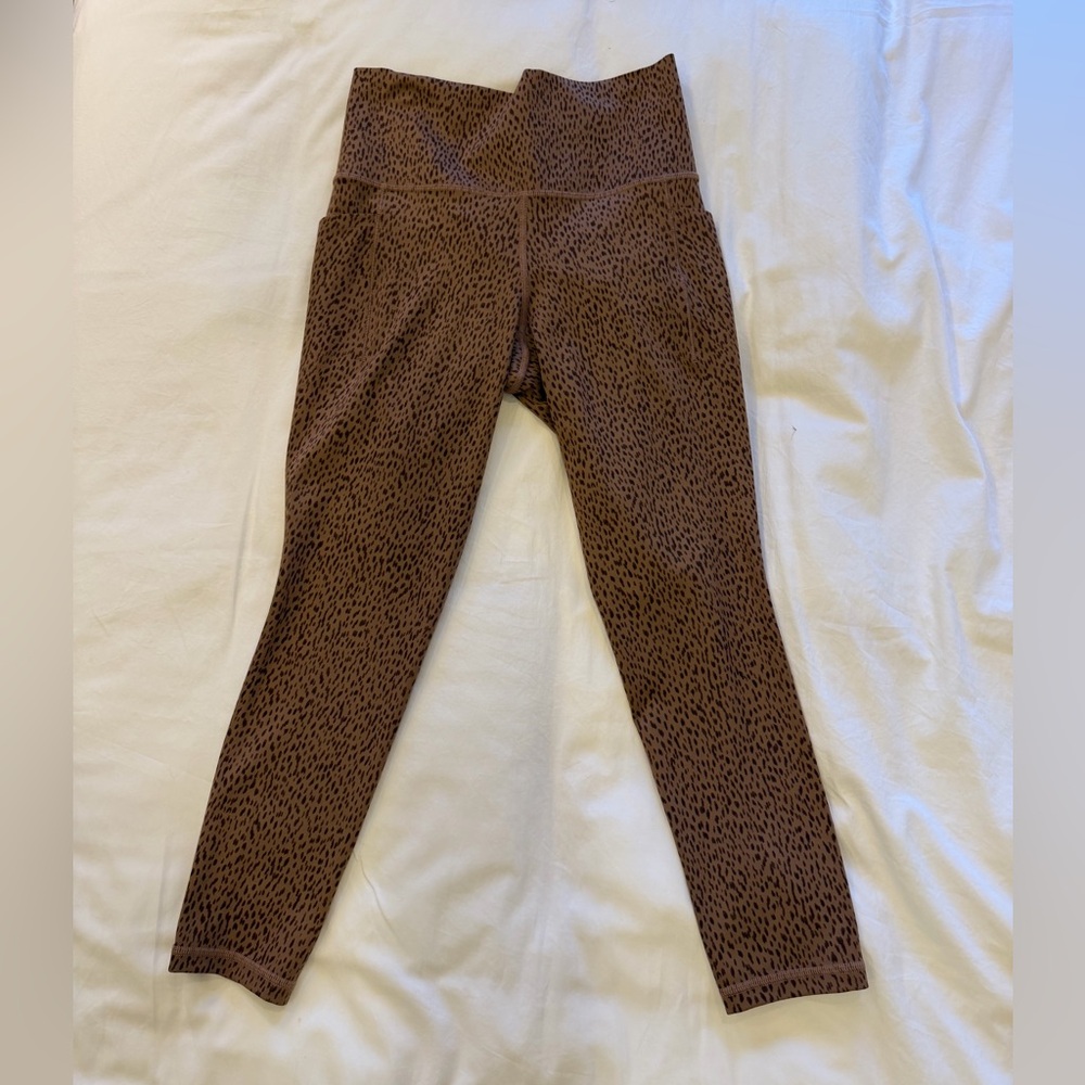 Athleta Salutation
Stash 718 Leggings in a brown animal print.Small